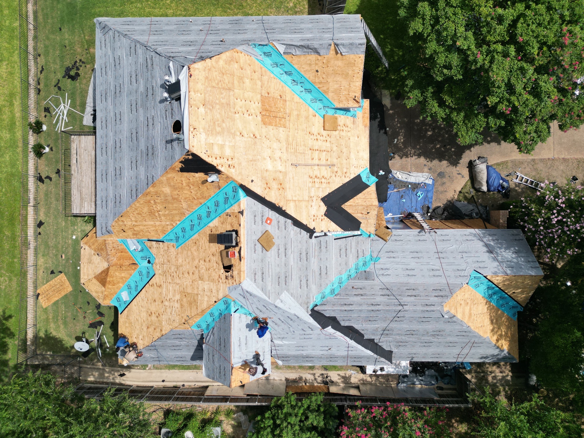 Flying Cow Roofing, Fences & Gates in Farmersville, TX - photo 1