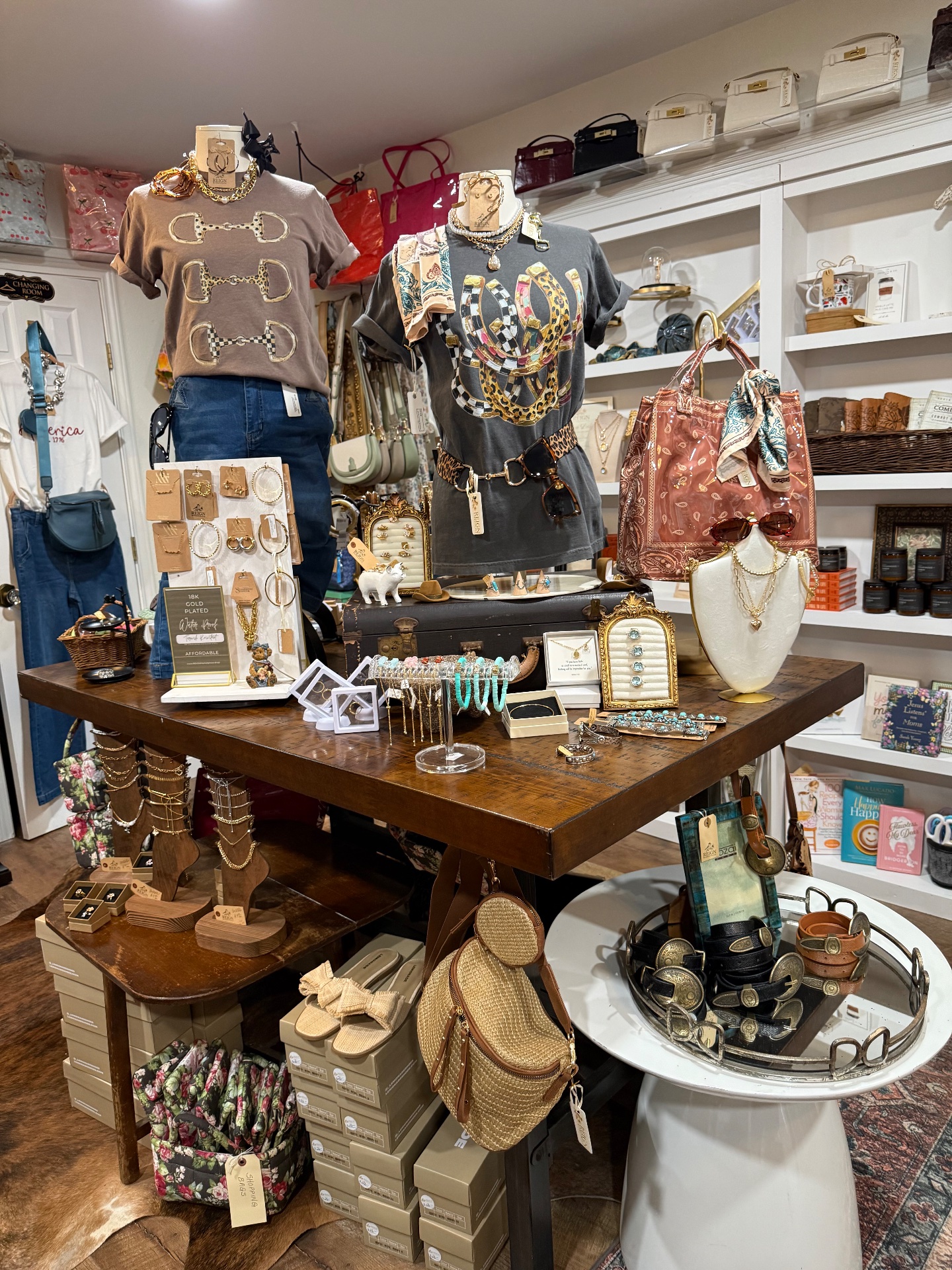 REIGN Marketplace, Gift Shops in Canyon Lake, TX - photo 1