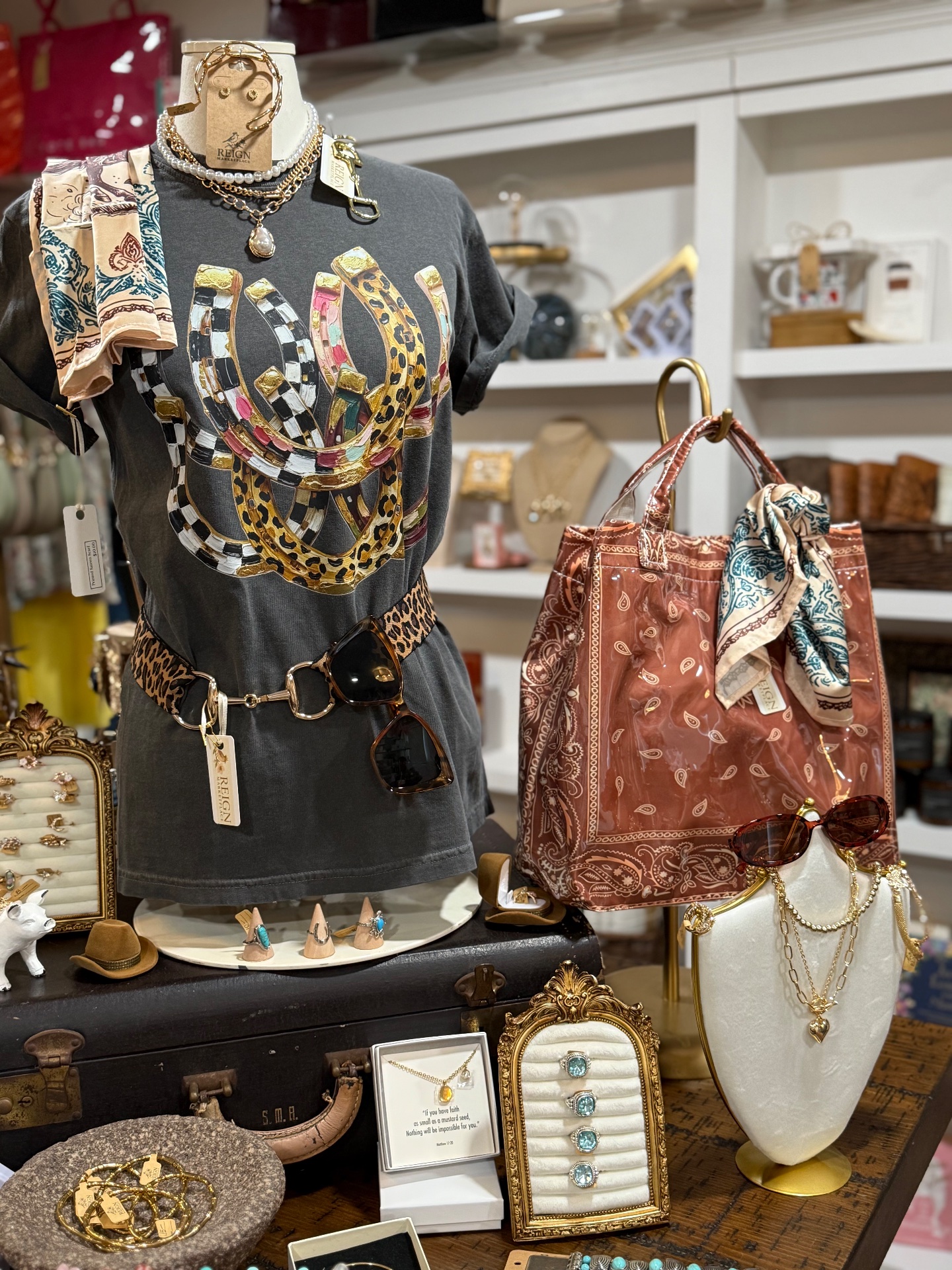 REIGN Marketplace, Gift Shops in Canyon Lake, TX - photo 2
